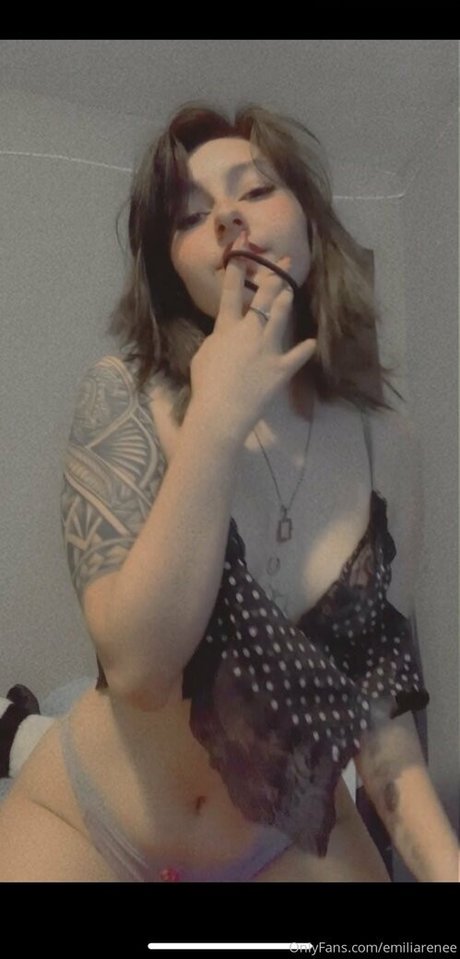 emiliarenblue naked actress pictures