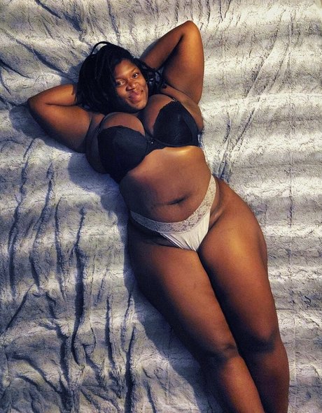 Marvelouslythiq naked model picture