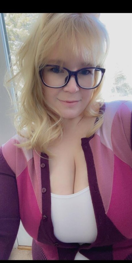 Abigail Ashryver pretty star image