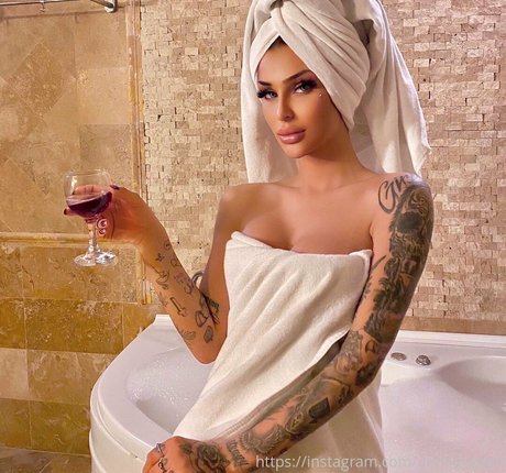 damlaozden model nudes gallery