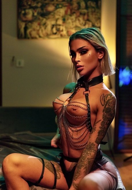 damlaozden erotic actress photo