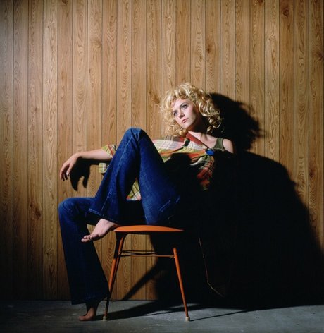 Hilarie Burton model art picture