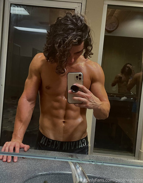 lesbian kissing onlyfans free porn image