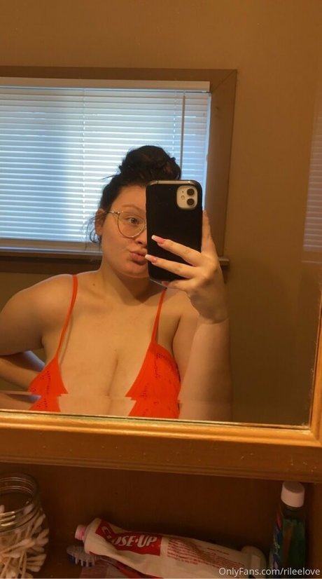 Rileelovee hd pornstar pic