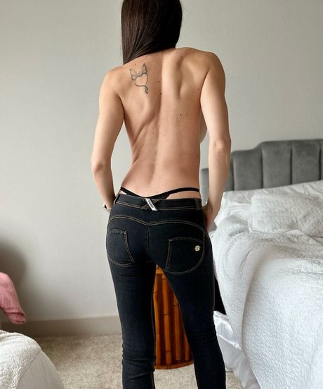 Aunna Harris star erotic photos