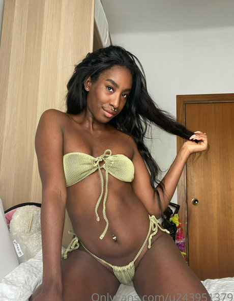 ariel brown pretty model photo