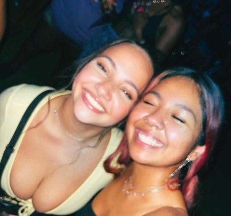 Ellie Johnston art model pic