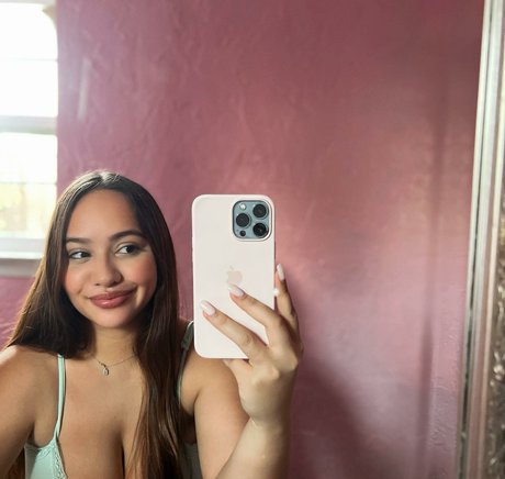 Ellie Johnston exclusive star pictures