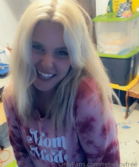 rebeljoyfree model adult pic