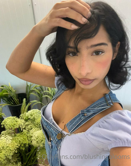 blushingblooms star top images