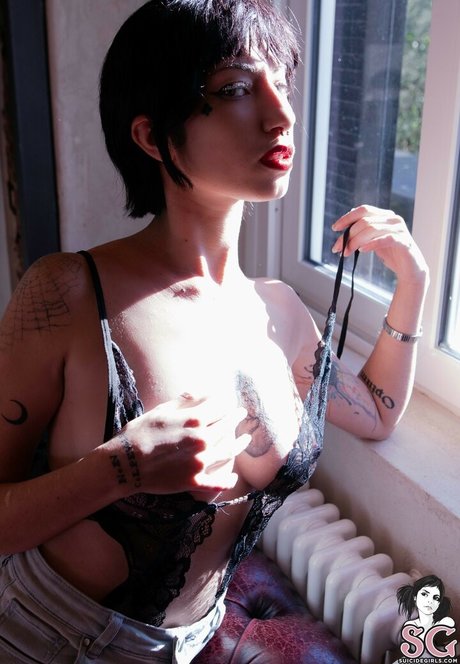 Glacialuz naked pornstar image