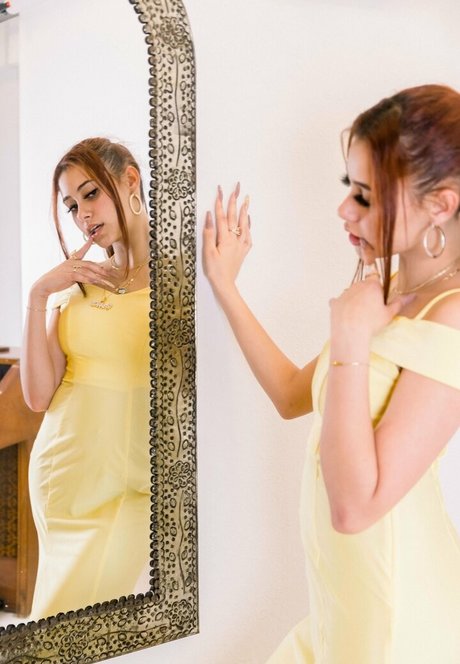 mollycreamss erotic actress image