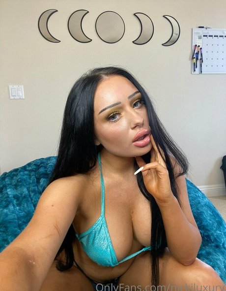 nickiluxury model porn picture