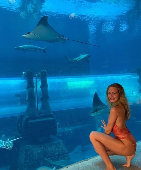 lesbian kissing onlyfans erotic gallery