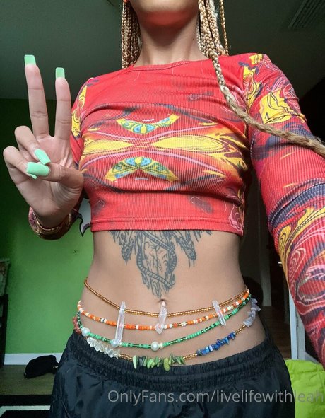 leahsade erotic model img