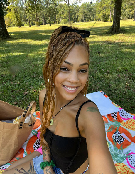 leahsade star beautiful img