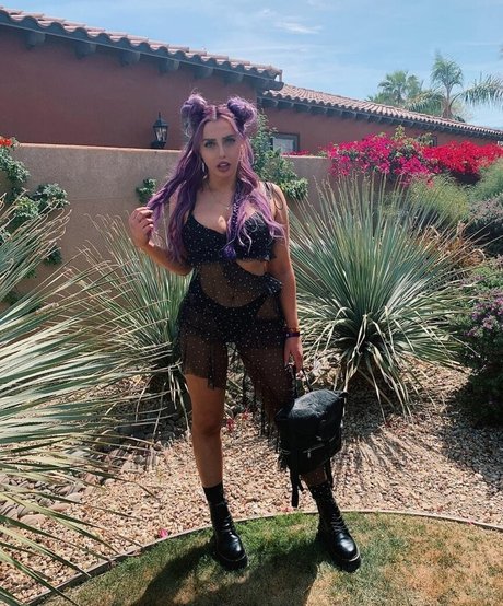 Violet Benson star hot picture