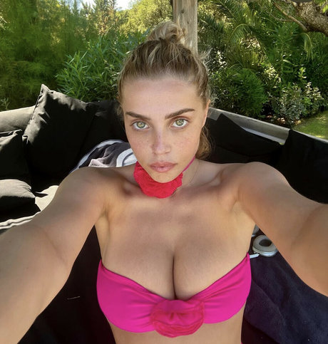 Violet Benson nice model pic