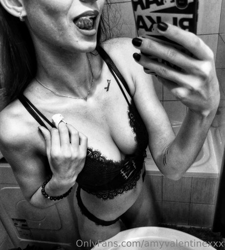 amyvalentinexxx naked model picture