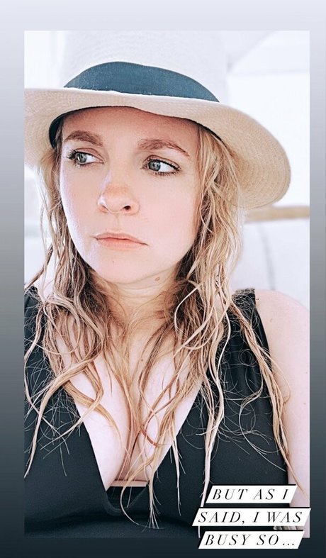 Georgia Moffett top star pictures