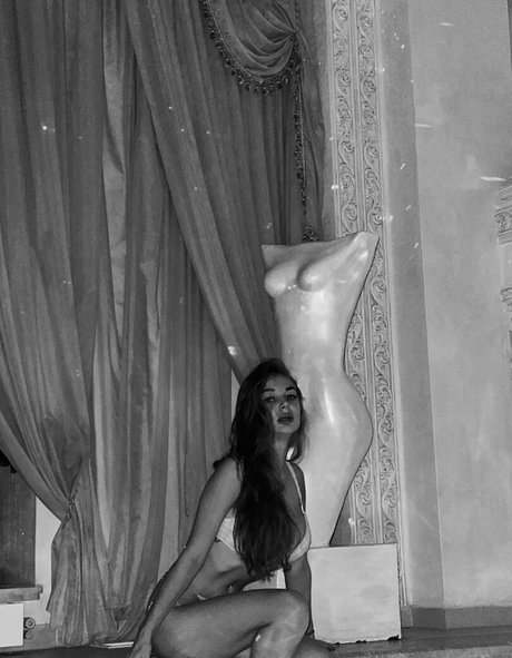 yaadashulya model sexy picture