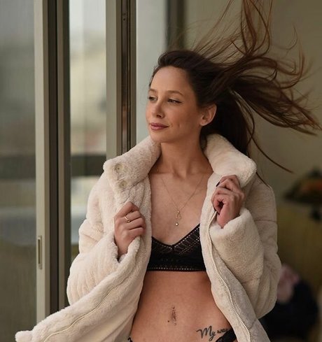 Emuna Zuzut nude pornstar pic