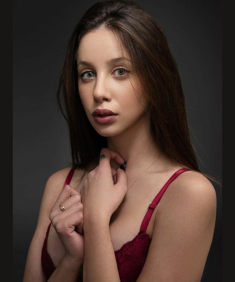 Emuna Zuzut pretty pornstar pics