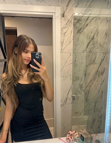 emilyxnina nude star img