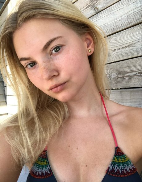 vanessaahlstrom exclusive model img