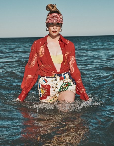 Annie Murphy beautiful actress image