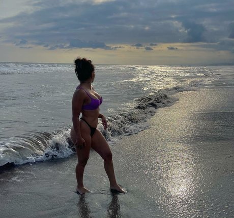 karenn fit star beautiful image