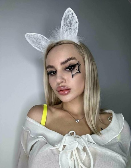 monikastray free actress pictures