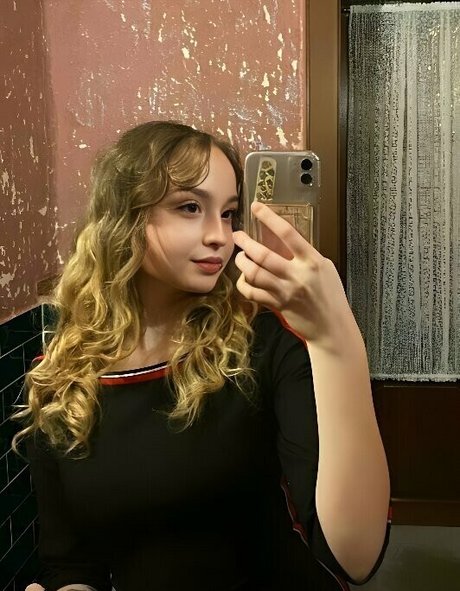 gay kissing onlyfans free img