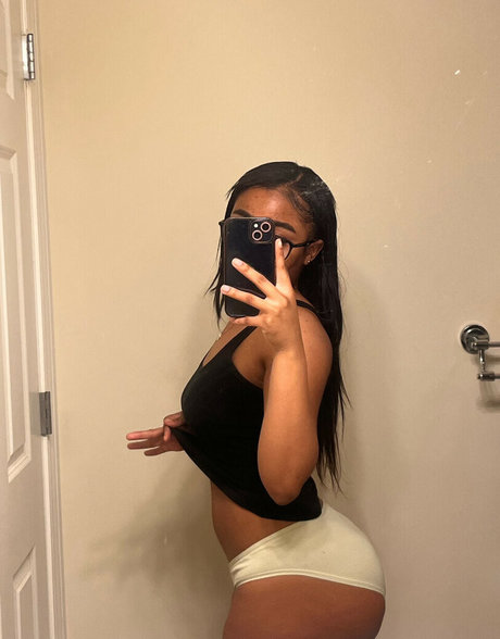 Kayyoniii naked model pic