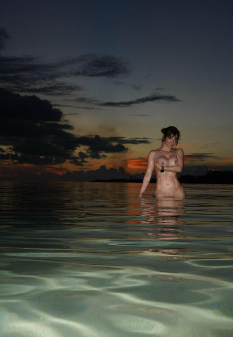 Loren War nudes star image