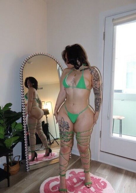 Poundcakenat erotic model photo