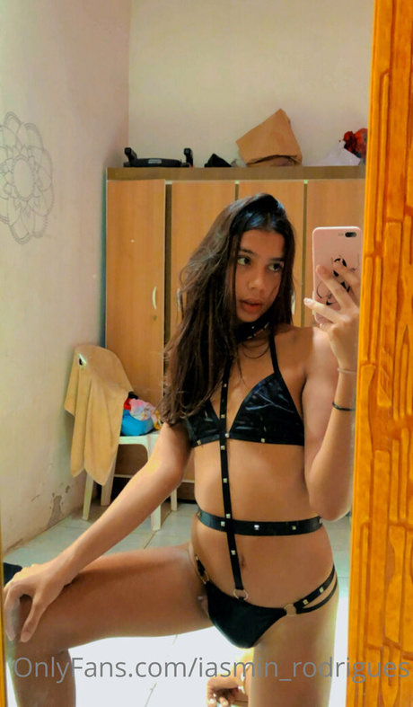 iasmints sexy actress gallery