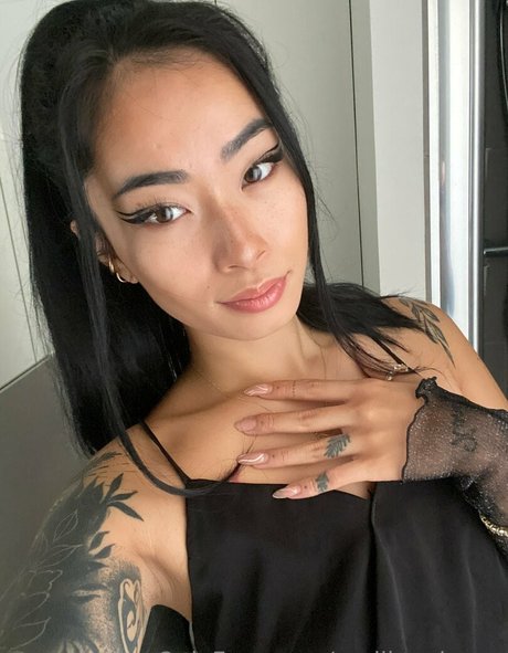 asianiina pornstar image
