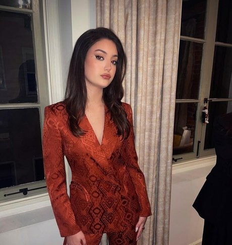 Bella Podaras star top img