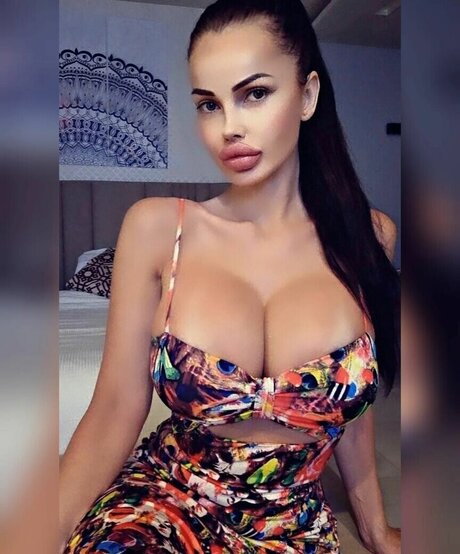 erimegan sexy model img