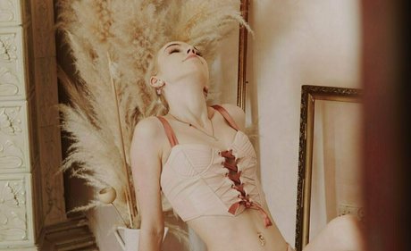 lilly blooms model porn gallery