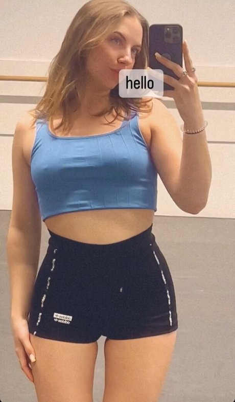 Lia Swan naked model img