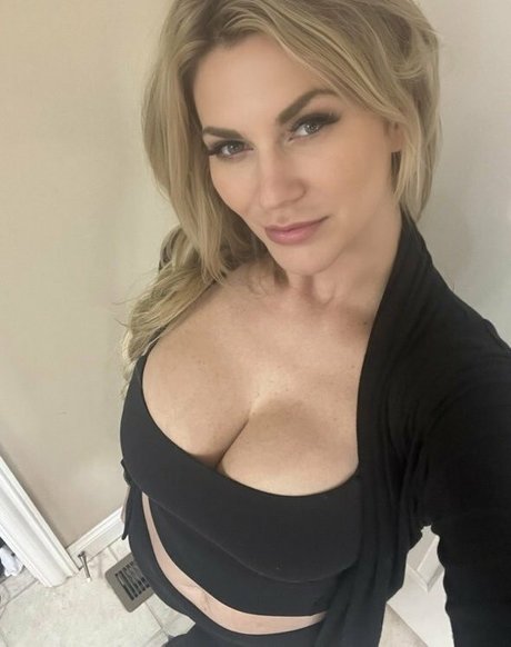 Melania Mercer model hot picture