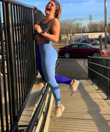 Alysia Kelley art model pic