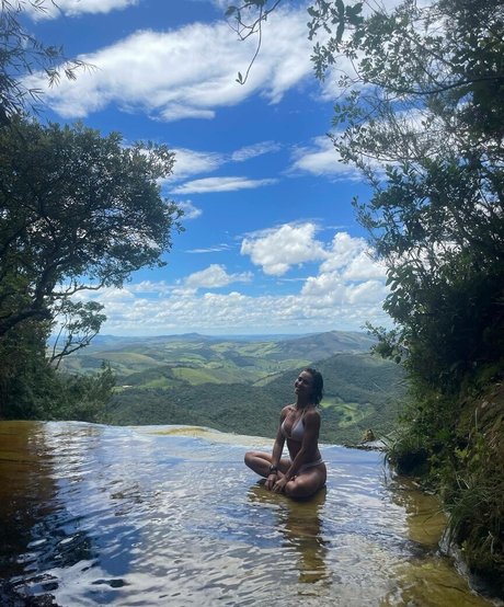 Laryssa Ayres hot model pictures