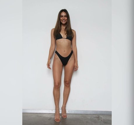 Narine Kagramanyan model art gallery