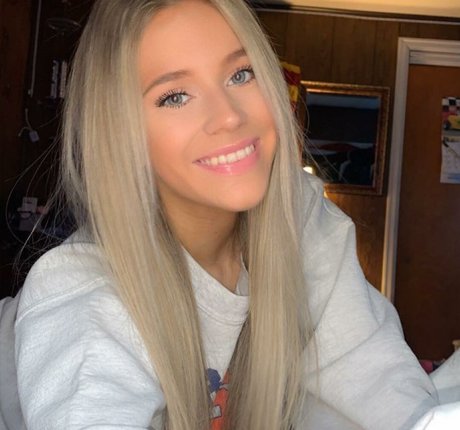 Alyssa Bryanne erotic pornstar gallery