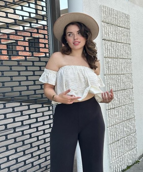 Alondra Larson xxx model photos