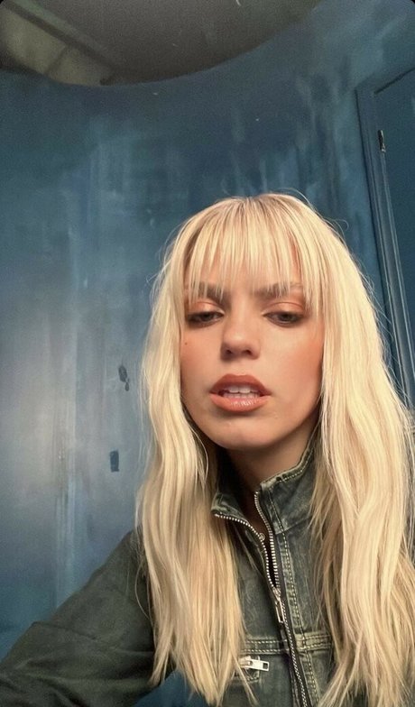 Renee Rapp art model archive