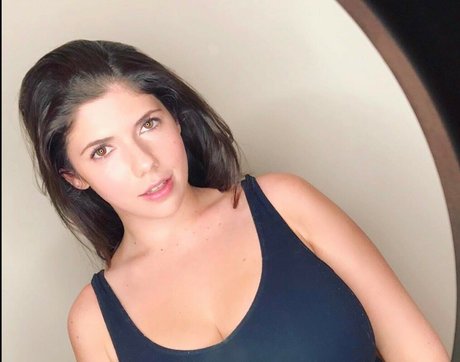 Emily Helen Barry pretty star img